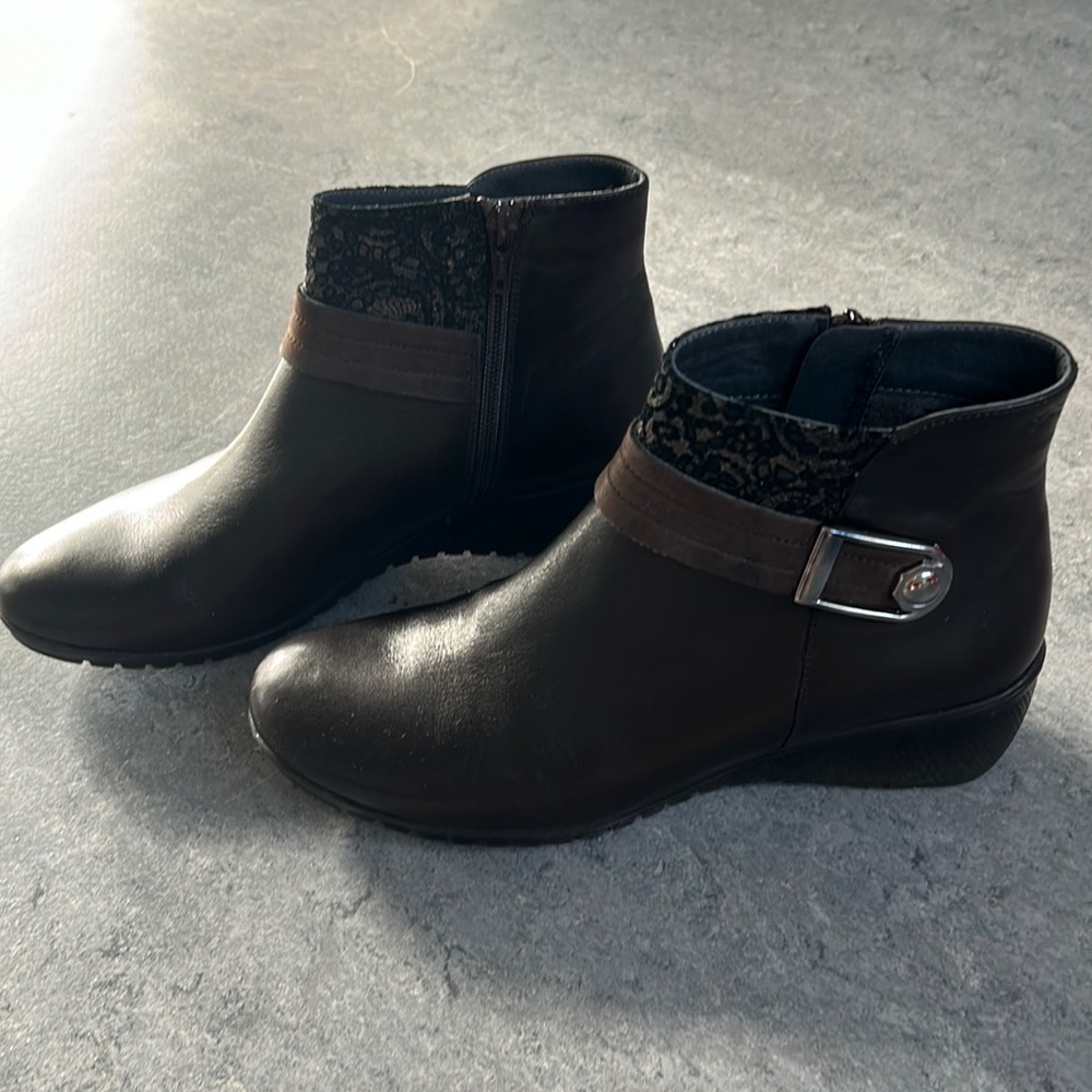 Gorgeous Leather Booties (Made in Spain!) * Like NEW*!